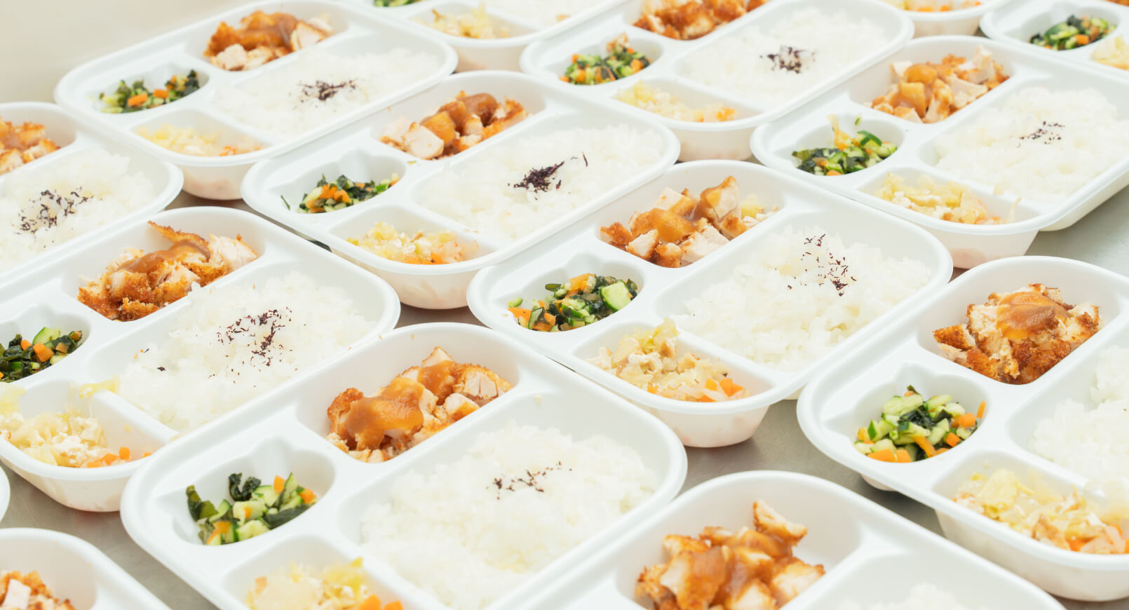 お弁当箱に盛りつけて配食するので、栄養バランスのとれた食事を簡単にお召し上がりいただけます。